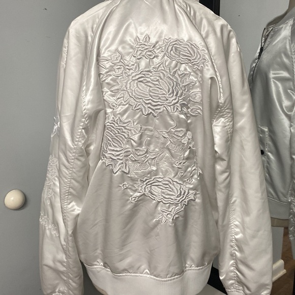 GUESS LOS ANGELES WHITE SATIN EMBROIDERED SKULL AND ROSES POM FULL ZIP JACKET - Picture 3 of 13
